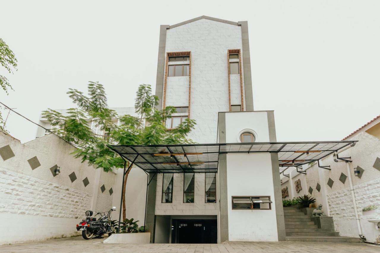 Urbanest Inn House Slipi Джакарта Экстерьер фото