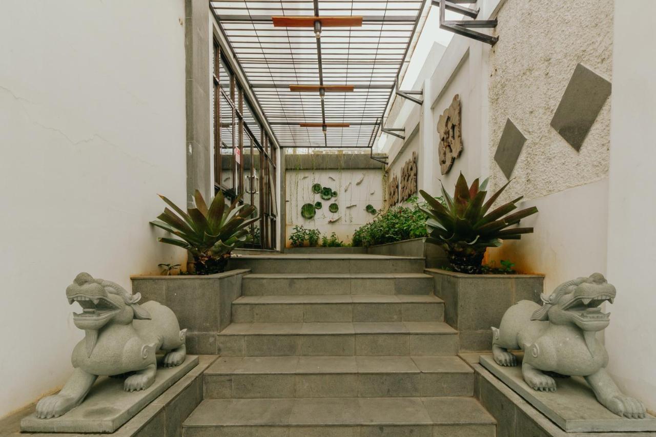 Urbanest Inn House Slipi Джакарта Экстерьер фото