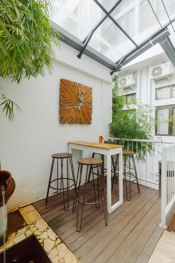 Urbanest Inn House Slipi Джакарта Экстерьер фото