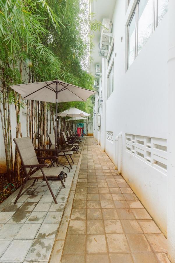 Urbanest Inn House Slipi Джакарта Экстерьер фото