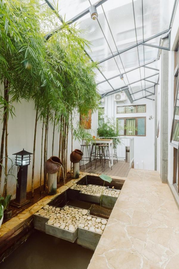 Urbanest Inn House Slipi Джакарта Экстерьер фото