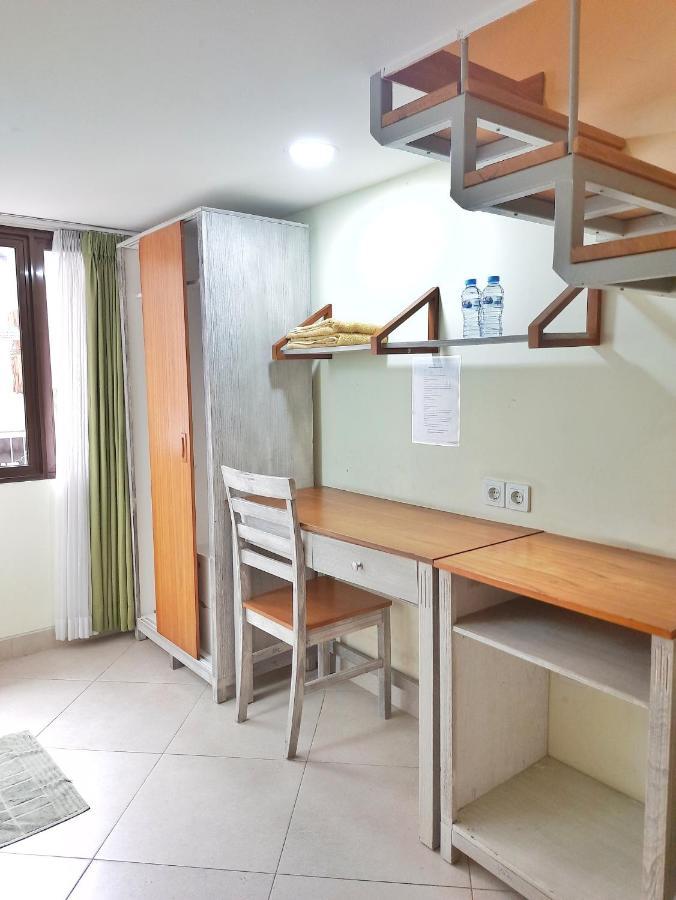 Urbanest Inn House Slipi Джакарта Экстерьер фото