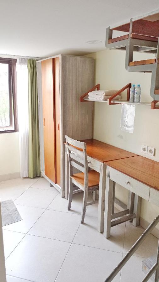 Urbanest Inn House Slipi Джакарта Экстерьер фото