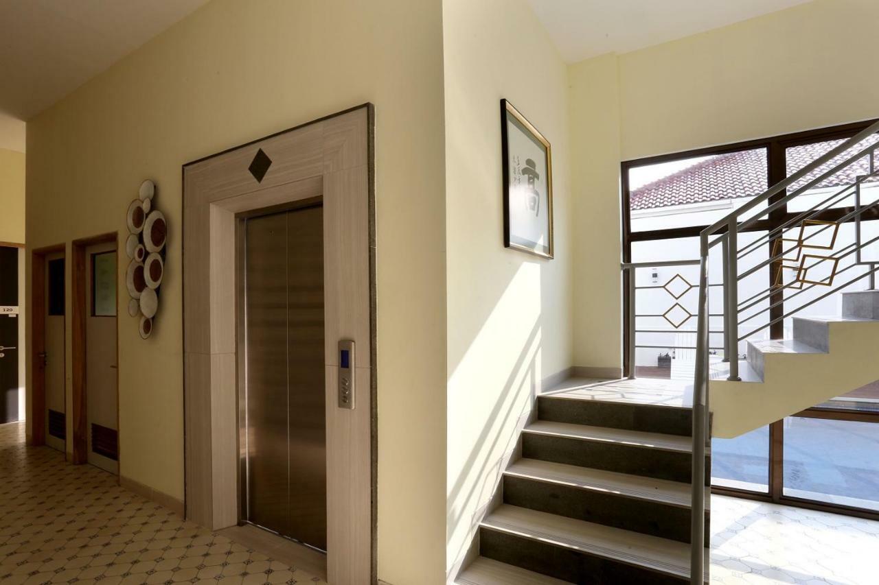 Urbanest Inn House Slipi Джакарта Экстерьер фото