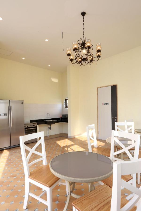 Urbanest Inn House Slipi Джакарта Экстерьер фото
